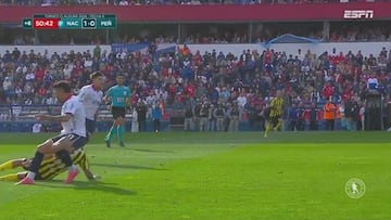 Era evidente que en un Nacional vs Peñarol iba a pasar algo así: de las entradas más duras que se recuerdan