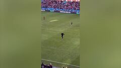 Salta un niño a hacerse una foto con Messi y su guardaespaldas se vuelve a viralizar