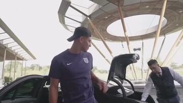 La reacción viral del equipo femenino inglés cuando llega Bellingham a la concentración