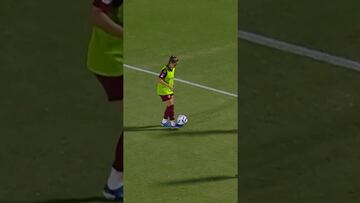Futbolista italiana emula el famoso calentamiento de Maradona con el Napoli