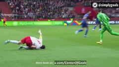 El brutal patadón a Lewandowski y la preocupación por cómo salió del estadio