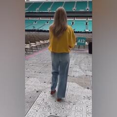 Taylor Swift’s ‘boss mode’: commanding the office with a feline twist!