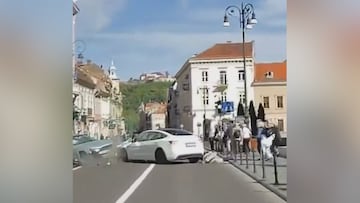 Un Tesla salva la vida a un peatón en un vídeo que les va a dejar boquiabiertos