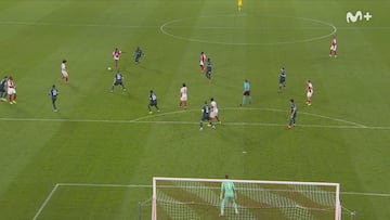 Wilfried Singo y cómo meter un golazo desde 35 metros: una ‘folha seca’ espectacular