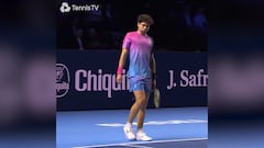 El momento surrealista que vivó Shelton en pleno partido: a carcajada limpia con lo que le gritaron