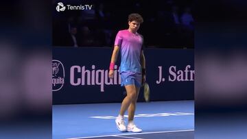 El momento surrealista que vivó Shelton en pleno partido: a carcajada limpia con lo que le gritaron