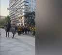 Un policía a caballo empotra a un fan del Dortmund contra el suelo: la escena impacta