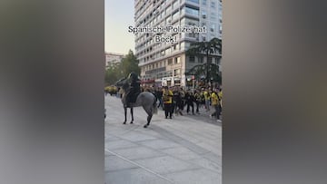 Un policía a caballo empotra a un fan del Dortmund contra el suelo: la escena impacta