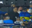 Riquelme agarra del pecho a un barra brava de Boca para evitar que se enfrenten a la policía