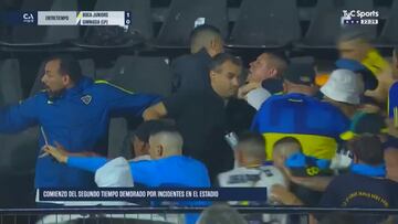Riquelme agarra del pecho a un barra brava de Boca para evitar que se enfrenten a la polic¨ªa