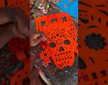 Vídeo: Así es como se hace artesanalmente el papel picado del Día de Muertos