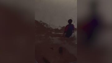 Un joven arriesga su vida para rescatar a su madre en silla de ruedas