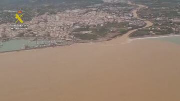 La imagen aérea de Benicarló asusta: así se ve la desembocadura en el mar del lodo