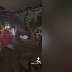 La vida iba en ello: el espectacular salto de este hombre para salvarse en plena Dana