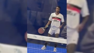Pillan a Vinicius jugando al pádel y se hace viral por los comentarios de quien graba: las redes arden