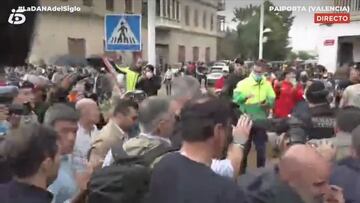 El momento en el que la gente de Paiporta lanzó barro contra el Rey, Pedro Sánchez y Mazón