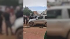 Tensa salida de Pedro Sánchez de Paiporta: los vecinos apalearon el coche entre gritos e insultos