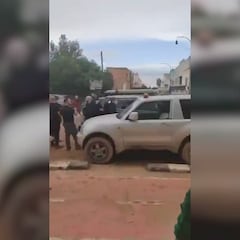 Tensa salida de Pedro Sánchez de Paiporta: los vecinos apalearon el coche entre gritos e insultos