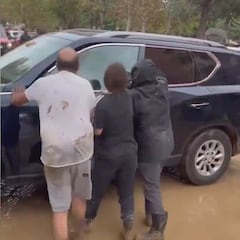 Destrozan un coche oficial de la comitiva de Pedro Sánchez: los golpes son tremendos