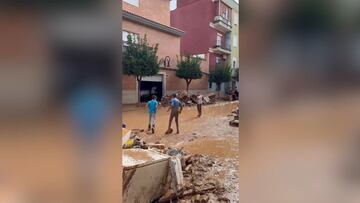 En medio del caos estos niños dejan una imagen enternecedora: ni el barro ni la tragedia podrá con el fútbol