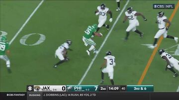 Es desde ya uno de los ‘highlights’ históricos de la NFL: la jugada es para verla en bucle