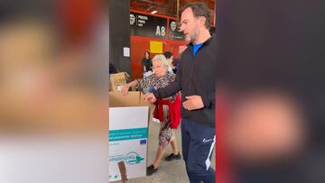 La viva imagen de la solidaridad en Valencia: el vídeo de esta mujer mayor que emociona