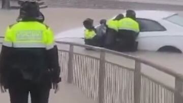 El momento más agónico en Barcelona: el rescate ‘in extremis’ a este conductor atrapado