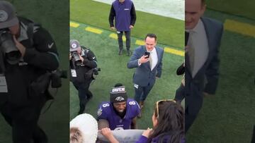 La imperdible reacción de Lamar Jackson al regalo de una niña