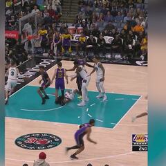 LeBron se burla de Morant y este le propina un empujón: la calentada de la noche en la NBA