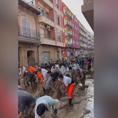 La viral forma de achicar agua en equipo de los vecinos tras la DANA: un ejemplo de todo