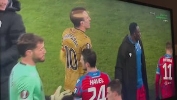 Los gestos del portero del Viktoria Plzen a Oyarzabal más polémicos: furor en redes