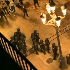 Manifestantes en Valencia arrinconan y cargan contra un pequeño grupo de policías antidisturbios