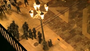 Manifestantes en Valencia arrinconan y cargan contra un pequeño grupo de policías antidisturbios