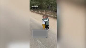El reencuentro de dos primos pequeños tras el desastre de la DANA en Valencia