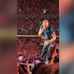 El cantante de Coldplay detiene el concierto para ayudar a un niño y dejar este gesto precioso