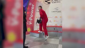 La cara de Mbappé lo dice todo: el francés, junto a Hazard, en el karting de Sainz