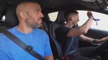 Saluda a un vecino en medio de su examen de conducir: la reacción de la examinadora no tiene precio