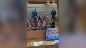 El momento en el que dos activistas de Femen irrumpen semidesnudas en el Senado