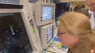 40 años de controladora aérea, se jubila y su último vuelo lo pilota su hijo: emoción desbordada con el mensaje del hijo