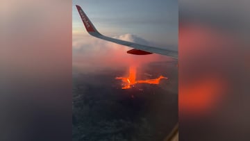 Un volcán entra en erupción y a esta chica le pilla sobrevolándolo: la imagen no parece real