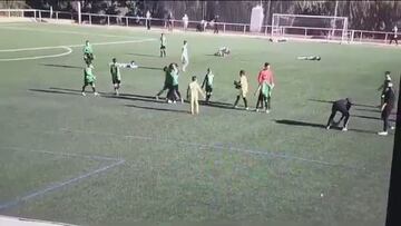 ¡Vergonzoso! Una mujer salta al césped y agrede a un árbitro en un partido de alevines