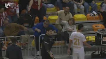 ¡Lamentable imagen en fútbol sala! Un fisio lanza una silla de plástico al público en Cartagena