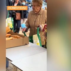 Una anciana en Benetúser queriendo pagar por el pan que se dona a los afectados por la DANA