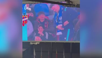 Un hombre le pide matrimonio a su novia en pleno Levante - Málaga: el vídeo es surrealista