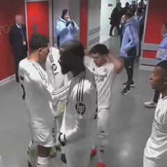 La cámara del túnel de vestuarios capta esta esclarecedora imagen: observen a Mbappé