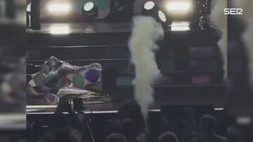 La aparatosa caída de Laura Pausini en su concierto en Milán