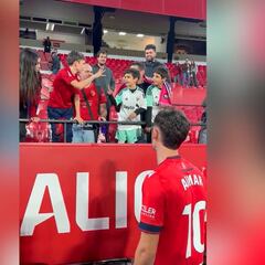 Aimar Oroz no podía creerse lo de estos dos niños: la viral manera de decidir quién se quedaba su camiseta