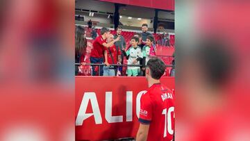 Aimar Oroz no podía creerse lo de estos dos niños: la viral manera de decidir quién se quedaba su camiseta