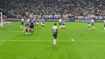 Depay llegó a Brasil para marcar golazos así: el plano de la grada de Corinthians instantes antes es brutal