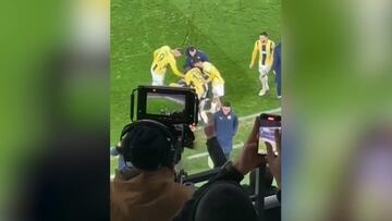 Mourinho nunca deja indiferente: increíble ida de olla con su asistente en plena celebración